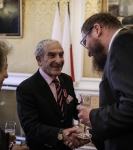 Remise de médaille à Henri Goldberg par l'Ambassadeur de Pologne