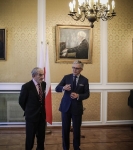 Remise de médaille à Henri Goldberg par l'Ambassadeur de Pologne