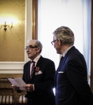 Remise de médaille à Henri Goldberg par l'Ambassadeur de Pologne