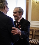 Remise de médaille à Henri Goldberg par l'Ambassadeur de Pologne